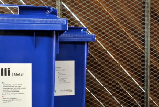 Metalli- ja lasinkeräysastiat siten, että niistä näkyy vain ruotsinkieliset opastustekstit.