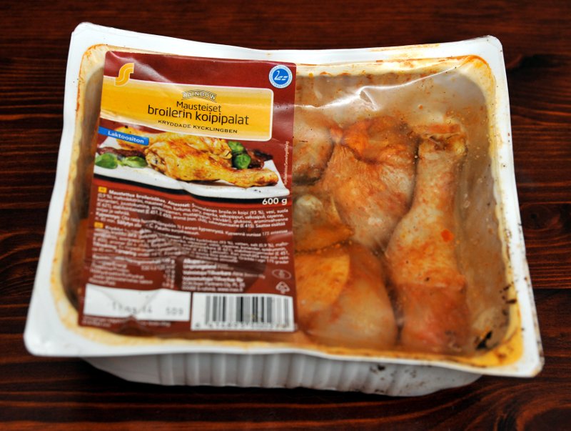 Maustettuja broilerin koipipaloja pakkauksessa.