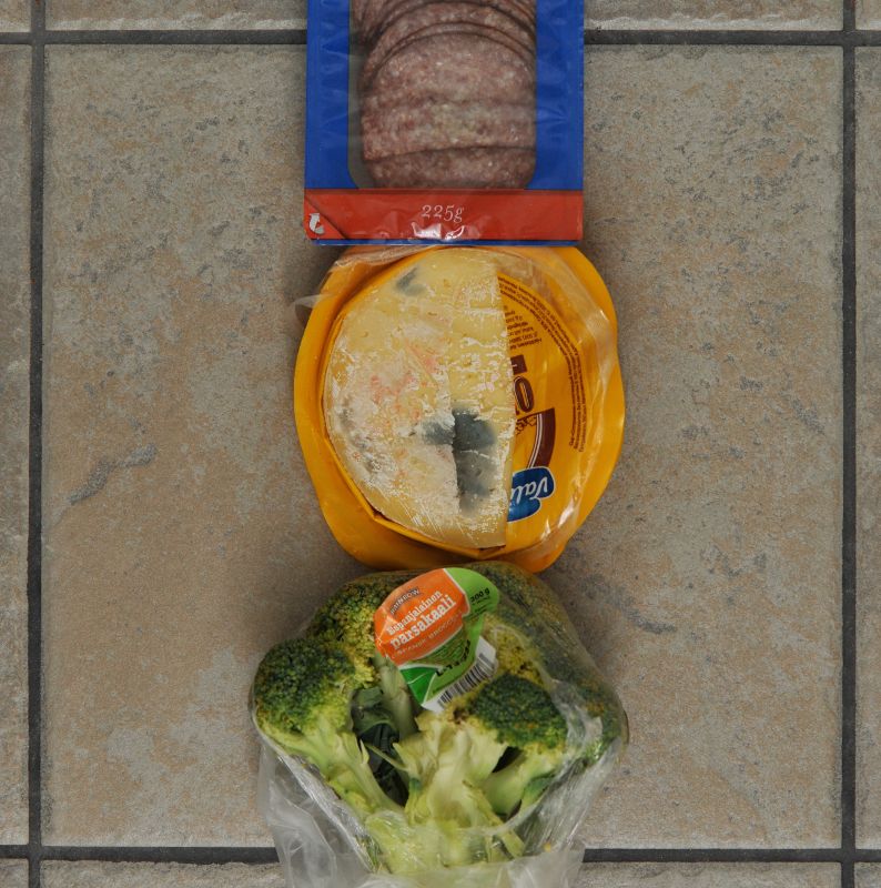 Ylhäältä alas: meetvurstia, kermajuustoa (jossa hometta pinnalla) ja parsakaalia.