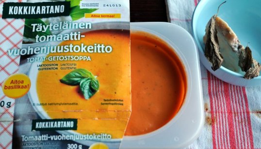 Tomaatti-vuohenjuustovalmiskeitto avattuna pakkaus näkyvissä.