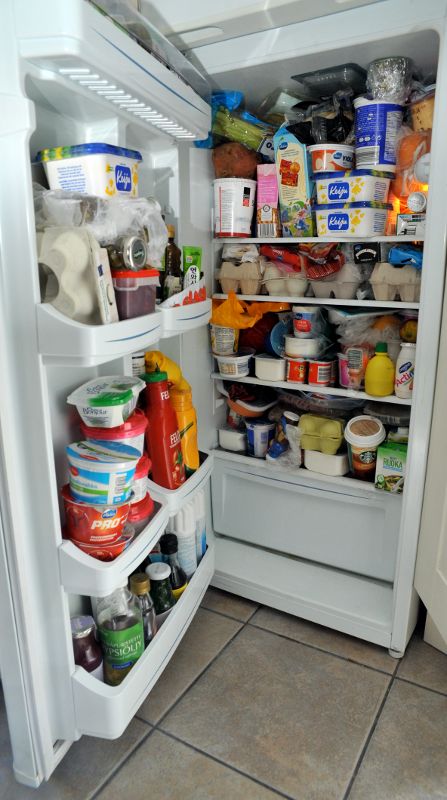 Jääkaappi tupaten täynnä ruokaa