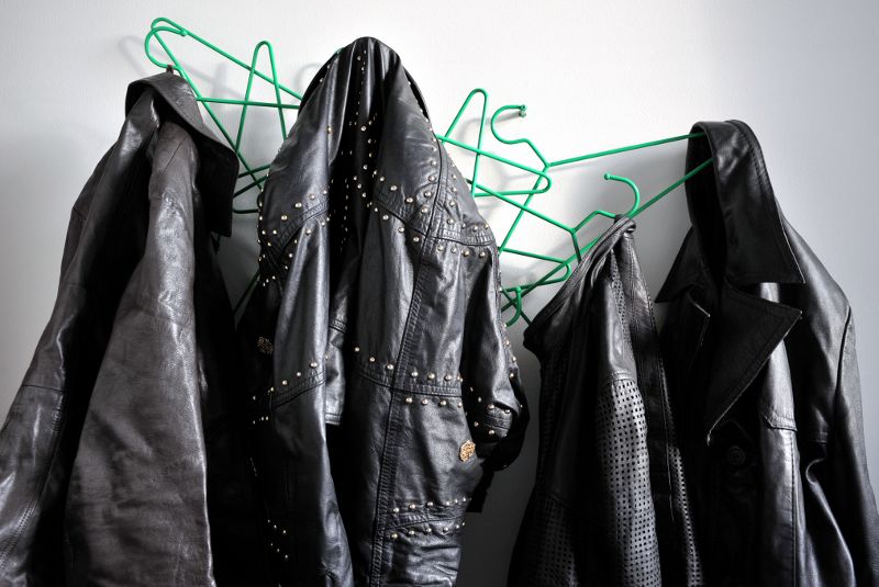 Nahkatakkeja ripustettuina.