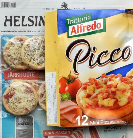 Pieniä valmispitsoja keskiviikon Lihapyöryköitä maanantain sanomalehden päällä.