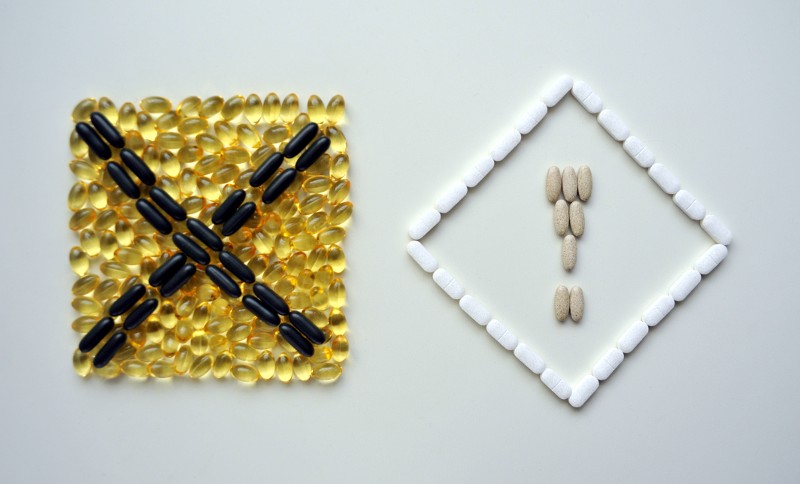 Lisäravinnetabletteja varoitusmerkkien muotoon aseteltuina.