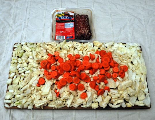 Jauhelihaa, paloiteluja porkkanoita, sipuleita ja kaalia.