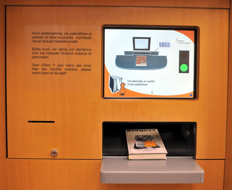 Kirjaston liukuhihnallinen palautusautomaatti.