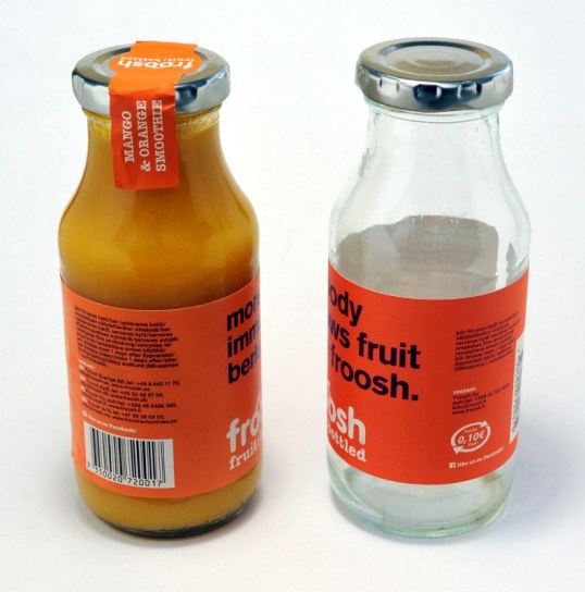 Vasemmalla täysi, pantiton Froos-lasipullo, oikealla tyhjä, pantillinen pullo.