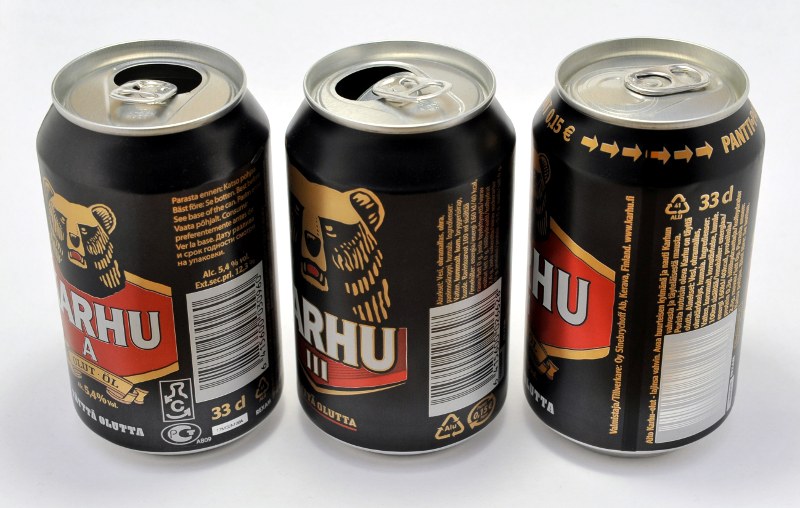 Kolme tölkkiä, joissa eri panttimerkinnät: virolainen, uusi suomalainen ja vanha suomalainen.