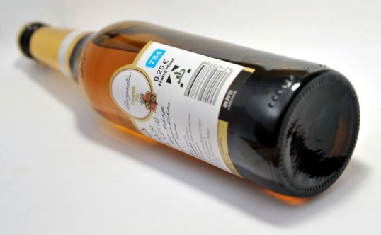 Täysi olutpullo, jossa on saksalainen, 0,25 euron panttimerkintä