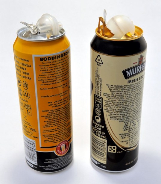 Kaksi oluttölkkiä, joiden päällä on niistä poistettu typpikapseli.