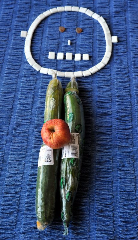 Kurkuista, omenasta ja kurkkupastilleista muodostettu ihmishahmo.