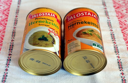 Kaksi Jalostajan hernekeittopurkkia pöytäliinalla.