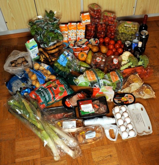 Lattialla kasassa purjo-, peruna- ja salaattipusseja, liha-, tomaatti-, mansikka- ja viinirypälerasioita sekä kerma-, jukurtti- ja riisipuuropurkkeja. Lisäksi basilikaruukkuja, karjalanpiirakkapusseja, kananmunakenno, leivonnaisia, kaaleja ja banaania ynnä muuta.