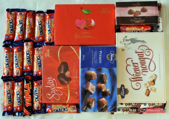 Suklaapatukoita ja konvehtirasioita kääreissään.