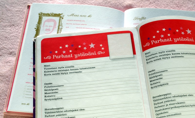 Vaaleanpunaisella taustalla Demi-kalenterin Parhaat ystäväni -sivujen alla Mies muistiin -kirjan Mies nro 16 -kaavake.