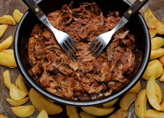 Nyhtöpossua uunivuoassa uuniperunoiden ympäröimänä.