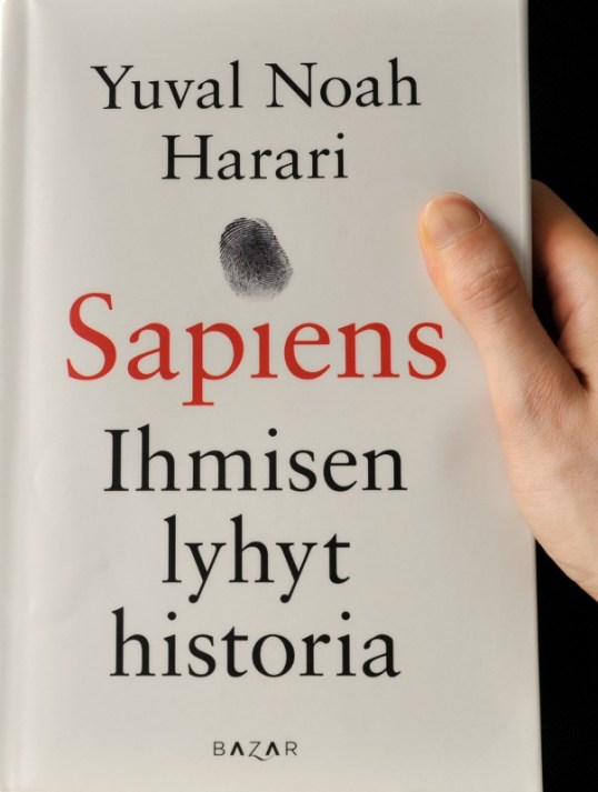 Yuval Noah Hararin Sapiens-kirjan kansi, josta on otettu kiinni peukalolla.