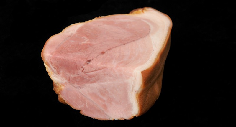 Kinkunpala mustaa taustaa vasten.