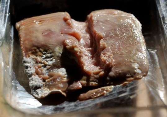 Limainen ja homeinen leikkelepino, jossa sormen tekemä uurre.