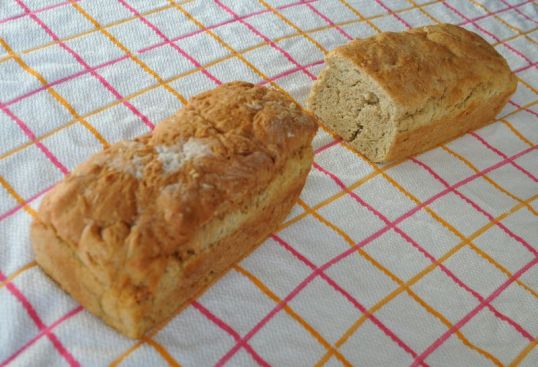 Kaksi vaaleaa vuokaleipää ruudullisen pyyhkeen päällä.