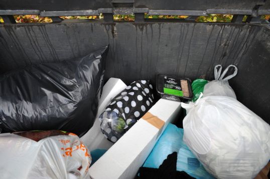 Kuivajäteastiassa roskapusseja ja avaamaton jauhelihapakkaus.