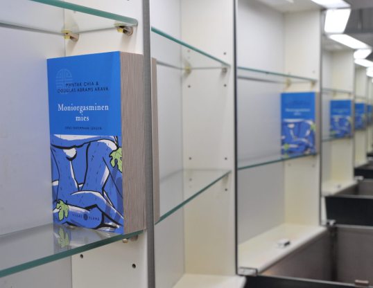 Moniorgasminen mies -kirja heijastuu peilissä loputtomaksi jonoksi.