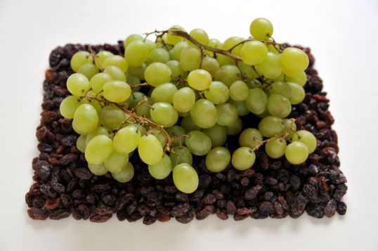 Viinirypäleitä rusinoiden päällä.