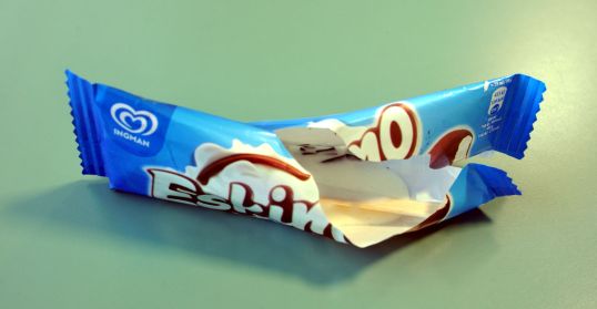 Sulanut jäätelöpuikko Ingmanin vaniljaeskimon kääreiden sisällä.