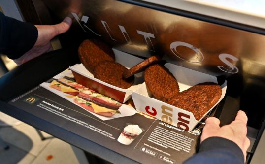 Kuusi soijapihviä McDonalds’in tarjottimella menossa kohti roskakoria, jossa lukee ”kiitos”.
