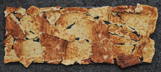 Isoja pannukakun palasia kolmen uunipellin leveydeltä.