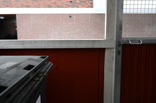 Jätekatos sisältä päin. Lukon vääntönuppi on lähellä avointa aukkoa.