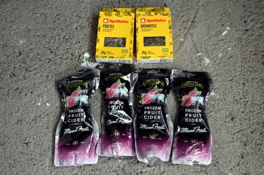 Maassa neljä pussia jäädytettävää siideriä sekä paketit virtsarakkoteetä ja keuhkoputkiteetä.