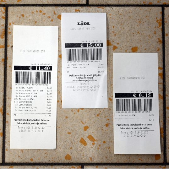 Kaksi Lidlin panttikuittia vuodelta 2014: ”Päävoittona kultaharkko tai vene. Paina sinistä, voita ja valitse.” Lidlin panttikuitti vuodelta 2020: ”Paljon voittoja vielä jäljellä Koeta onneasi palautusarpajaisissa.”