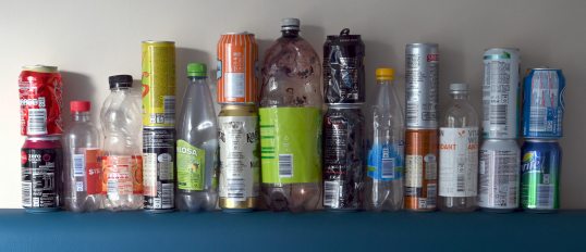 Tölkkejä ja muovipulloja, joissa on ruotsalainen panttimerkki (joissakin myös vanha norjalainen panttimerkki).