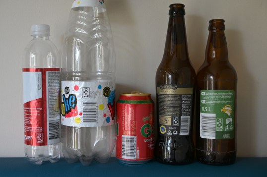 Kaksi muovipulloa, metallitölkki ja kaksi lasipulloa, joissa on virolaiset panttimerkit A, B, C, D ja K.