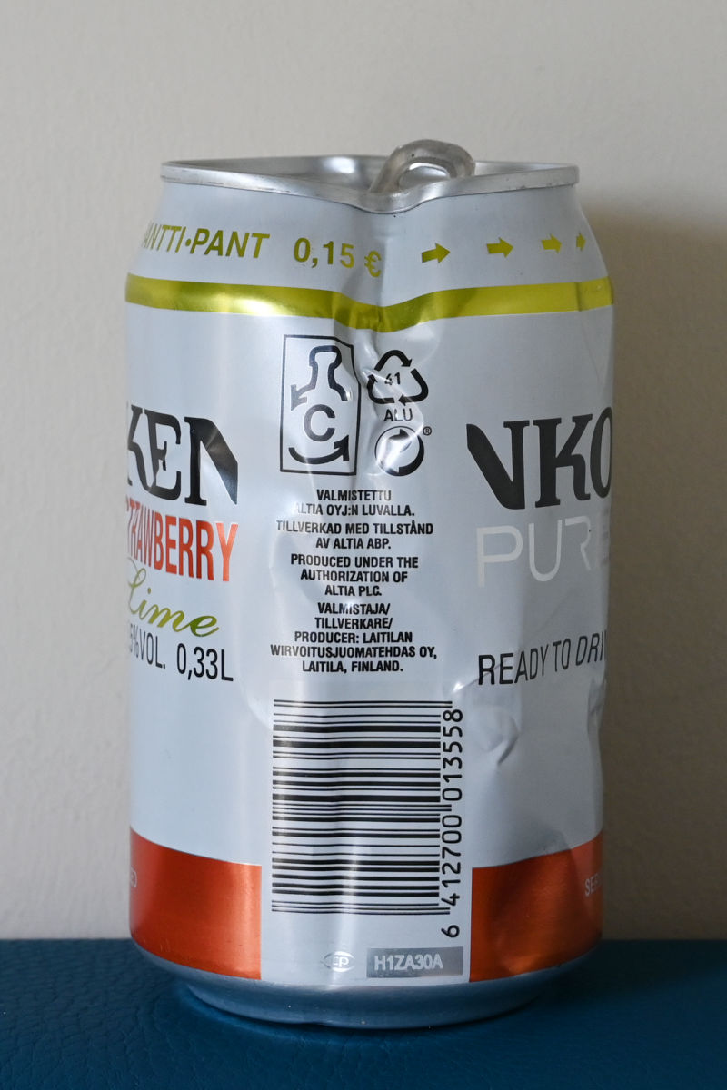 Koskenkorva-juomatölkissä virolainen panttimerkintä C ja vanha suomalainen tölkin yläosan kiertävä panttimerkintä.