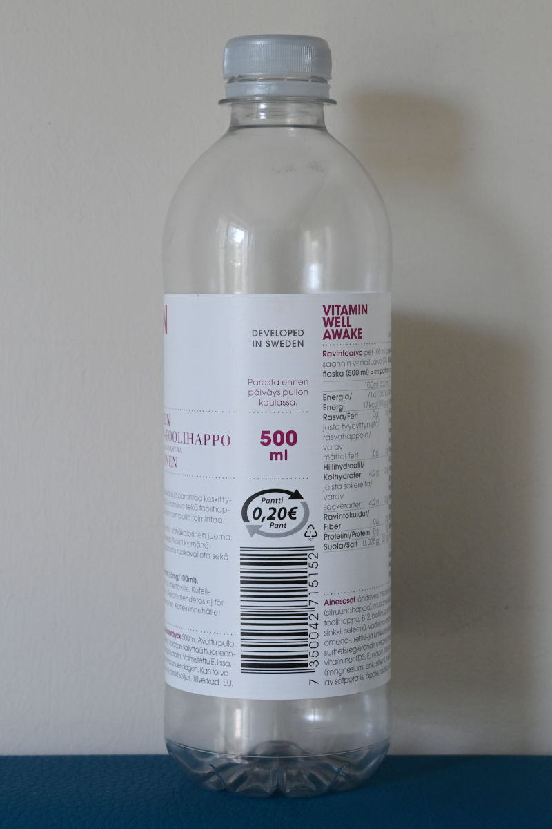 Vitamin Well Awake -juomapullossa isohko panttimerkki.