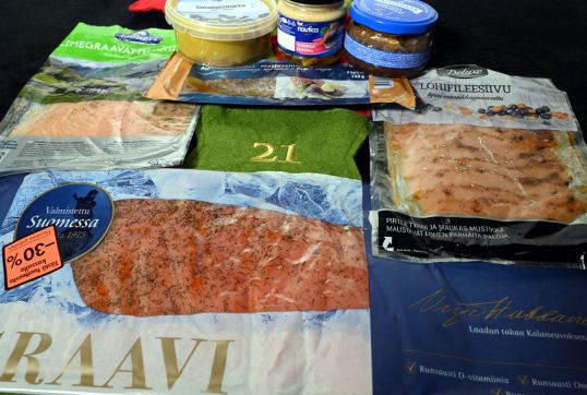 Graavattua lohta sekä silliä ja silakkaa pakkauksissaan.