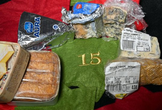 Sini-, puna- ja valkohomejuustoja pakkauksissaan.