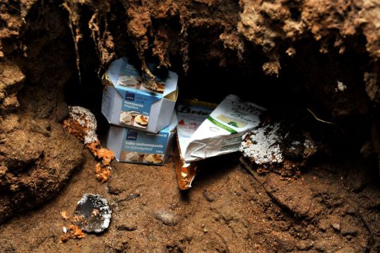 Homejuustopakkauksia homeisten maa-ainesten vieressä.