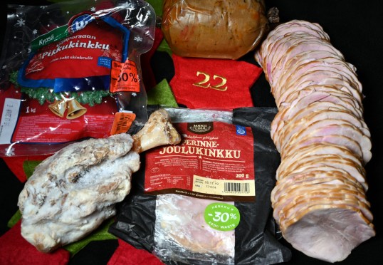 Muoviin pakatut pikkukinkku, seitankinkku ja kinkkuviipaleet sekä pakkaamattomina luullinen kinkunpala ja kinkkuviipaleita.