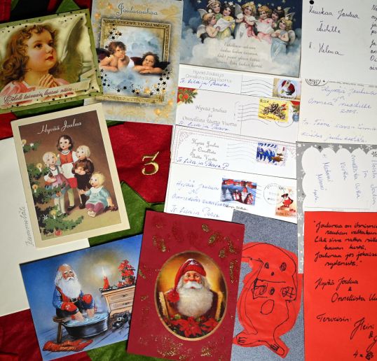 Valikoima joulukorttien etu- ja takapuolia.