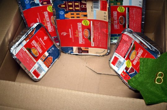 Peruna-, porkkana-, lanttu- ja bataattilaatikkojen rasiat pahvilaatikossa.