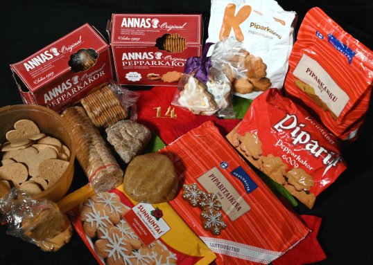 Pipareita ja piparitaikinoita myyntipakkauksissaan.