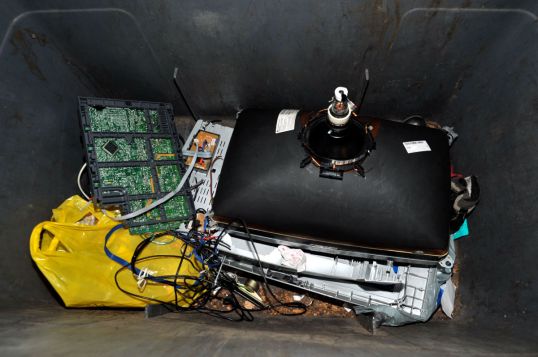 Kuvaputkinäytön osia sekajäteastiassa.