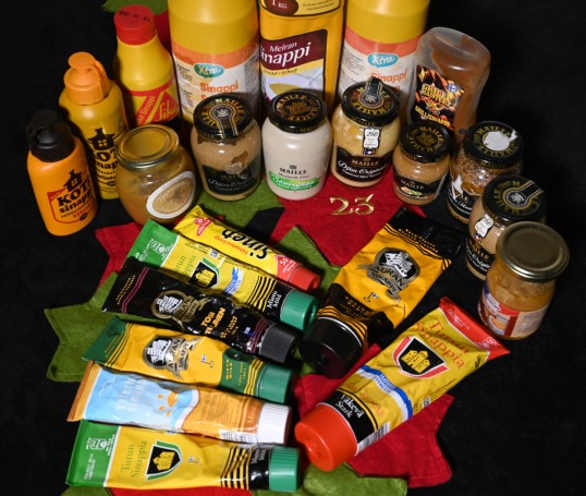 Sinappia putkiloissa, lasipurkeissa ja muovipakkauksissa.