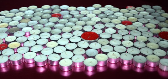 Polttamattomia tuikku- eli lämpökynttilöitä pöydällä.