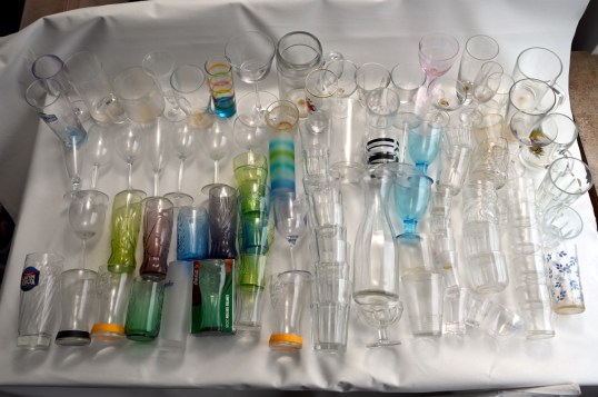 Värillisiä ja värittömiä tuoppeja, jalkalaseja ja tavallisia juomalaseja.