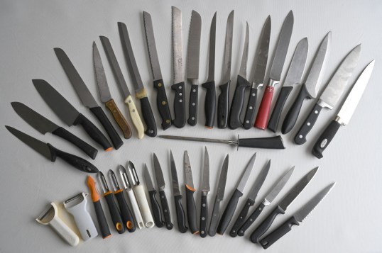 Kokkiveitsiä, hedelmäveitsiä, kuorimaveitsiä ja teroituspuikko.