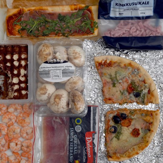 Kinkkuleivonnaista, tiramisua, jättikatkarapuja, serranokinkkua, herkkusieniä, kinkkusuikaleita ja homejuustopitsaa.